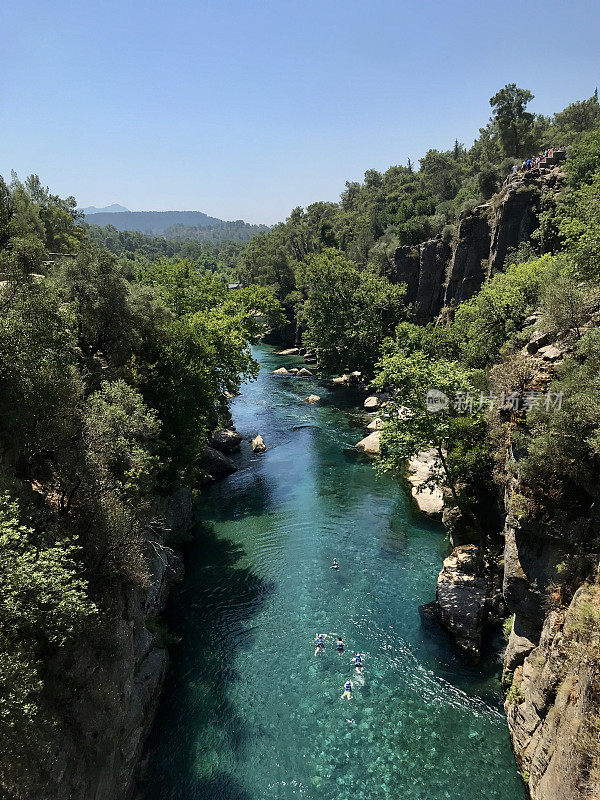 Kopru Cayi river, Köprülü Kanyon Milli parkyi摄影。土耳其国家公园，安塔利亚的土耳其峡谷。风景写真、旅游写真。岩石，山脉，森林和天空，夏天晴朗的天气。